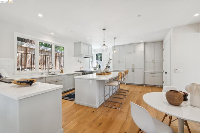 915 Grosvenor Place, Oakland, CA 94610