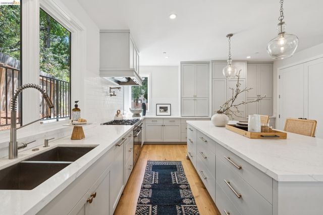 915 Grosvenor Place, Oakland, CA 94610