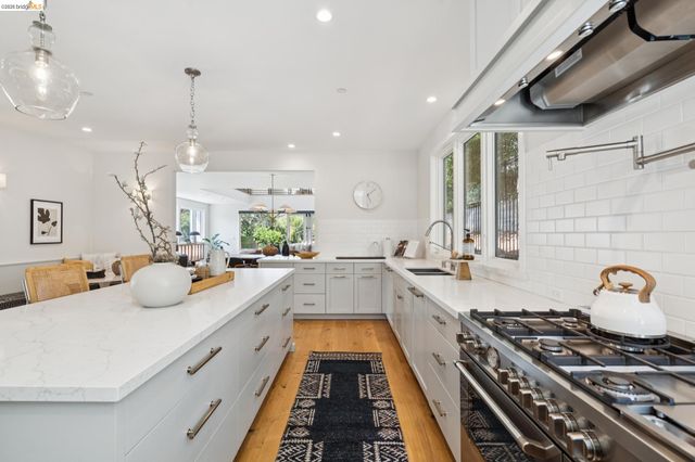 915 Grosvenor Place, Oakland, CA 94610