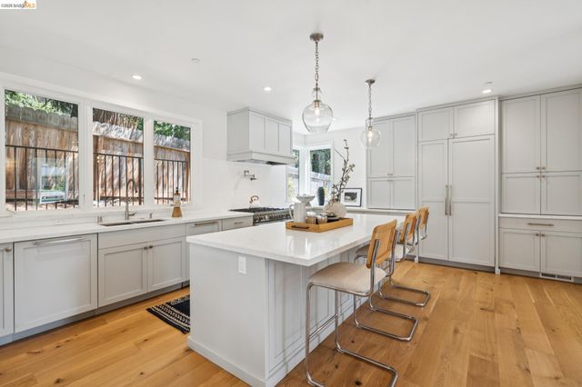 915 Grosvenor Place, Oakland, CA 94610