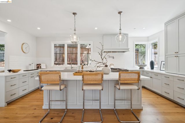 915 Grosvenor Place, Oakland, CA 94610