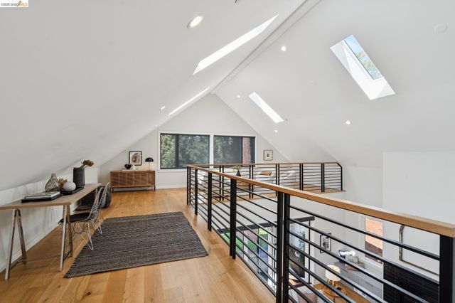 915 Grosvenor Place, Oakland, CA 94610