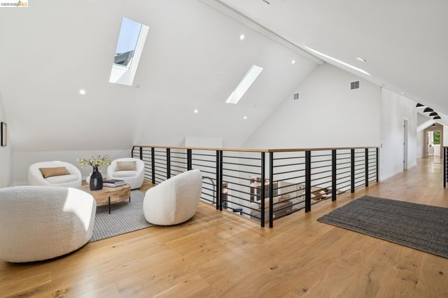 915 Grosvenor Place, Oakland, CA 94610