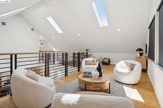 915 Grosvenor Place, Oakland, CA 94610