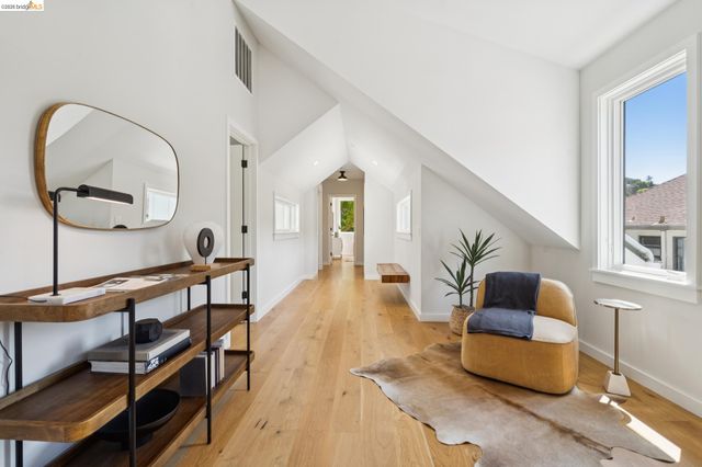 915 Grosvenor Place, Oakland, CA 94610