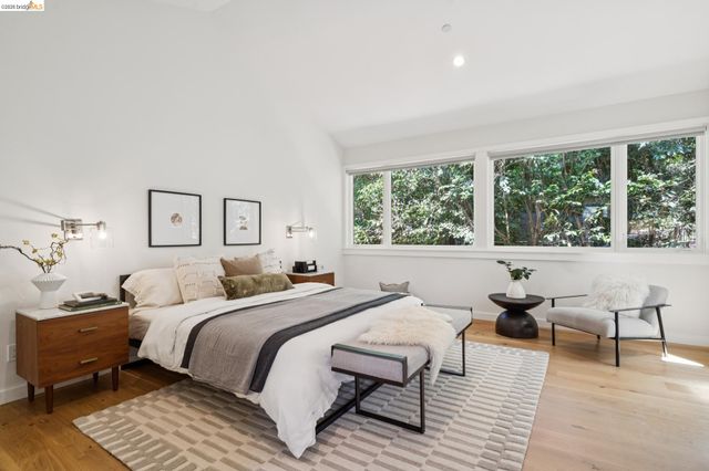 915 Grosvenor Place, Oakland, CA 94610