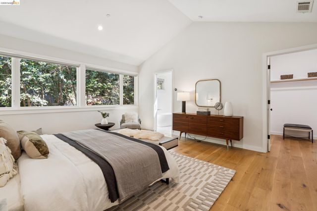915 Grosvenor Place, Oakland, CA 94610