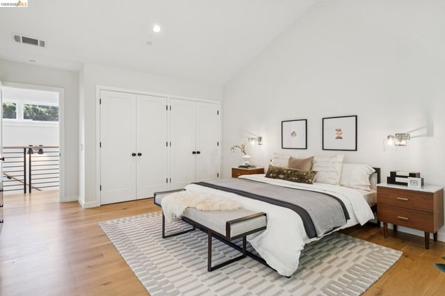 915 Grosvenor Place, Oakland, CA 94610