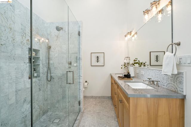 915 Grosvenor Place, Oakland, CA 94610