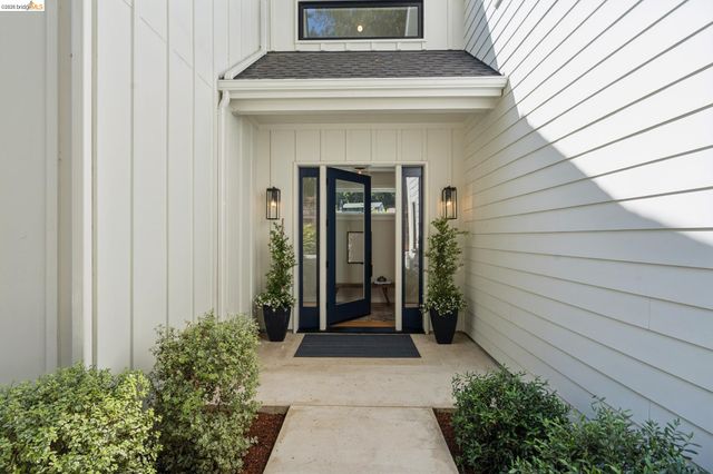 915 Grosvenor Place, Oakland, CA 94610