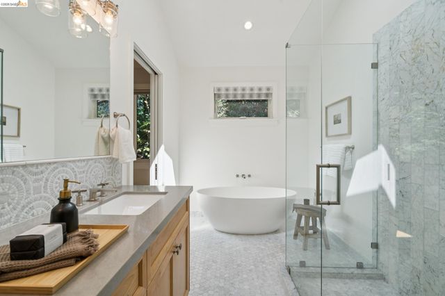 915 Grosvenor Place, Oakland, CA 94610