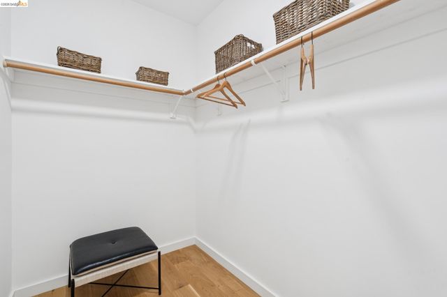 915 Grosvenor Place, Oakland, CA 94610