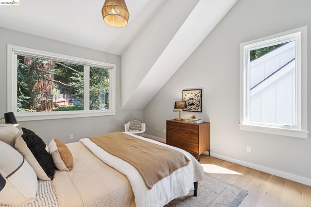 915 Grosvenor Place, Oakland, CA 94610