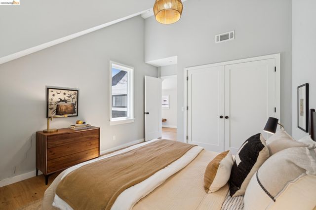 915 Grosvenor Place, Oakland, CA 94610