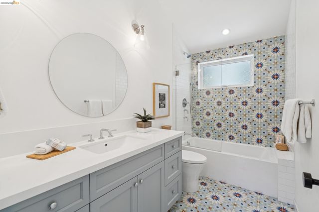915 Grosvenor Place, Oakland, CA 94610