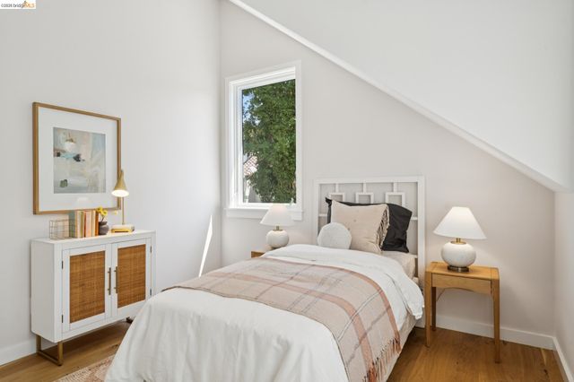 915 Grosvenor Place, Oakland, CA 94610