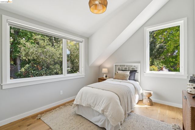 915 Grosvenor Place, Oakland, CA 94610