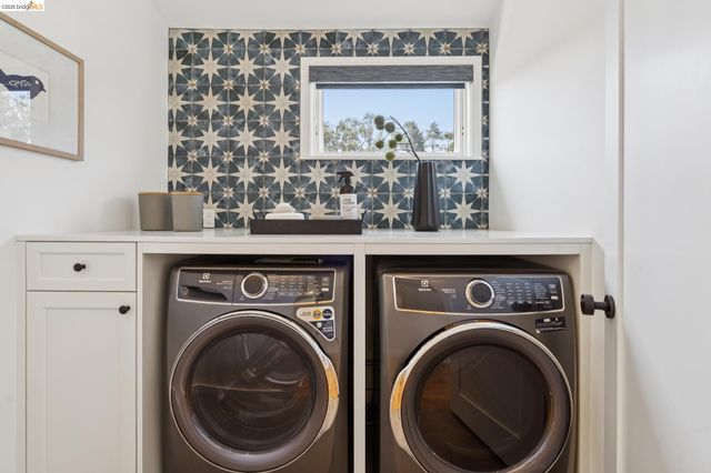 915 Grosvenor Place, Oakland, CA 94610