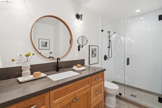 915 Grosvenor Place, Oakland, CA 94610