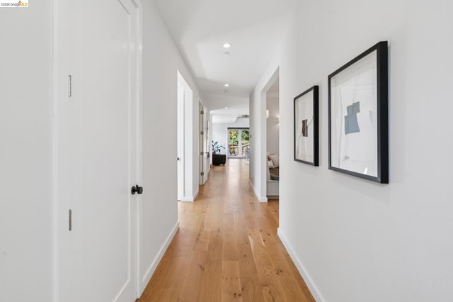 915 Grosvenor Place, Oakland, CA 94610