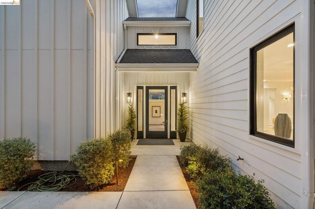 915 Grosvenor Place, Oakland, CA 94610