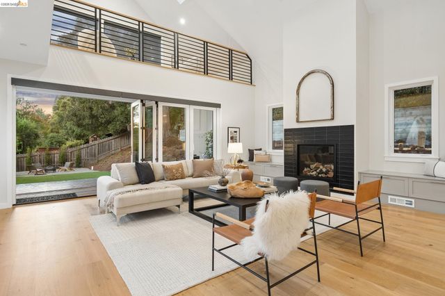 915 Grosvenor Place, Oakland, CA 94610