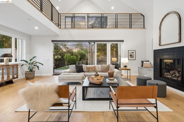 915 Grosvenor Place, Oakland, CA 94610
