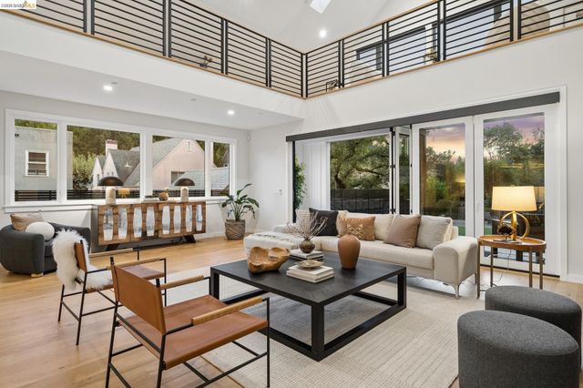 915 Grosvenor Place, Oakland, CA 94610