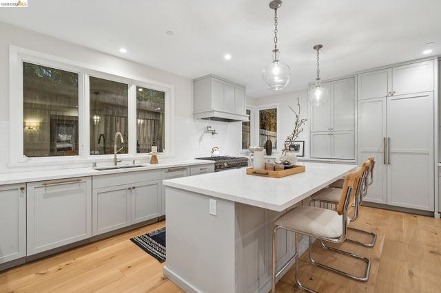 915 Grosvenor Place, Oakland, CA 94610