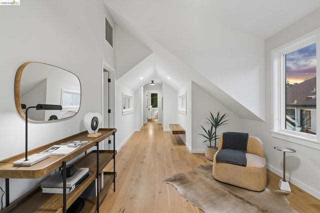 915 Grosvenor Place, Oakland, CA 94610
