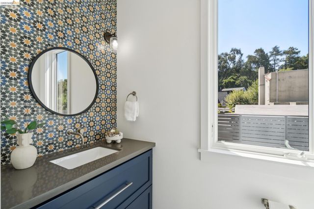915 Grosvenor Place, Oakland, CA 94610