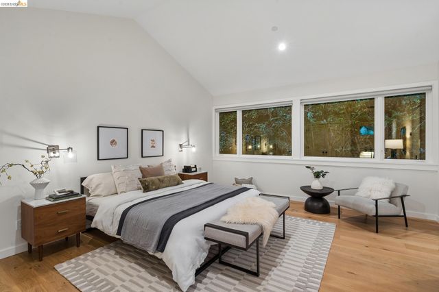 915 Grosvenor Place, Oakland, CA 94610