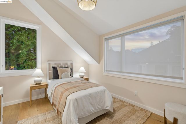 915 Grosvenor Place, Oakland, CA 94610