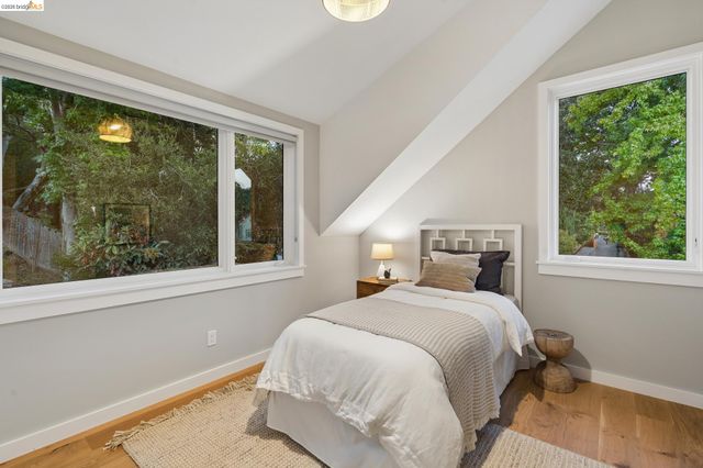 915 Grosvenor Place, Oakland, CA 94610