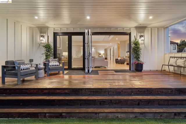 915 Grosvenor Place, Oakland, CA 94610