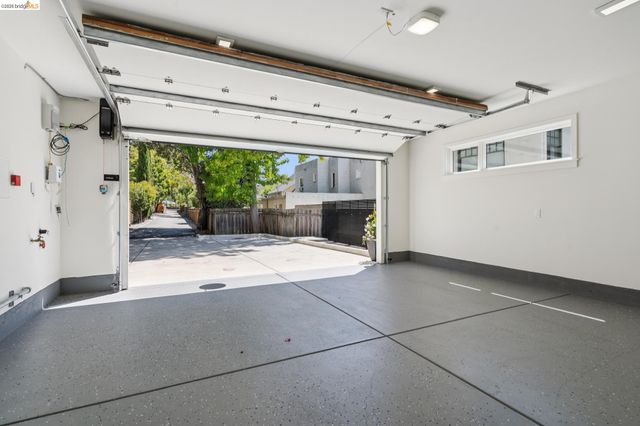 915 Grosvenor Place, Oakland, CA 94610