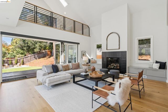 915 Grosvenor Place, Oakland, CA 94610