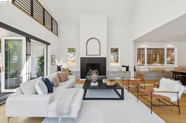 915 Grosvenor Place, Oakland, CA 94610