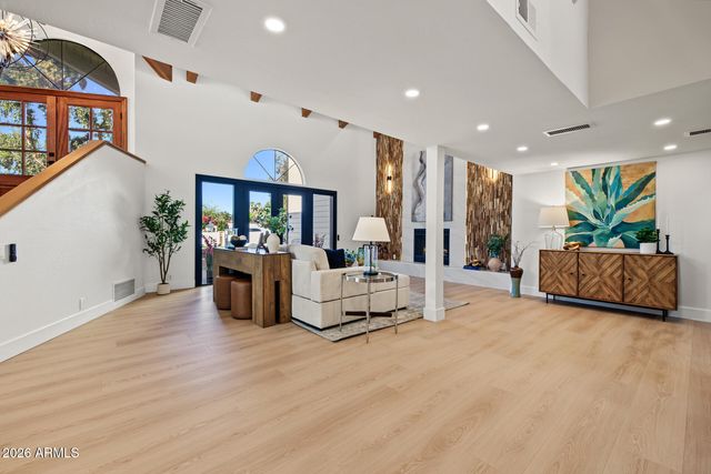 1131 W LAWRENCE Lane, Phoenix, AZ 85021