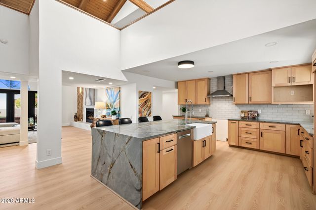 1131 W LAWRENCE Lane, Phoenix, AZ 85021