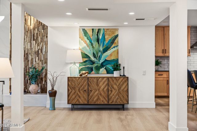 1131 W LAWRENCE Lane, Phoenix, AZ 85021