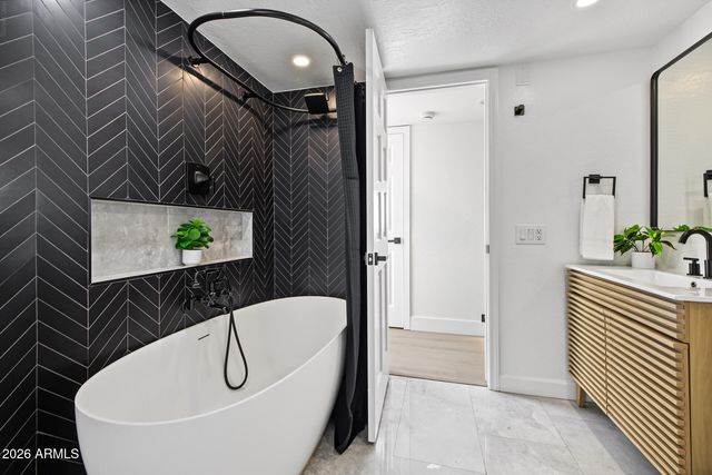 1131 W LAWRENCE Lane, Phoenix, AZ 85021