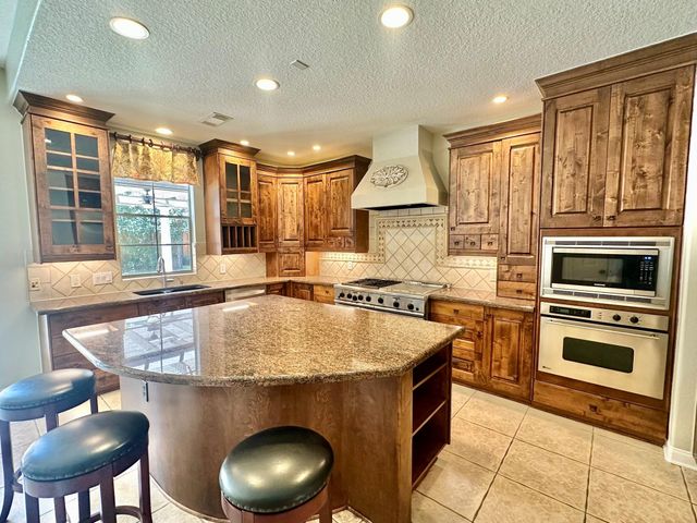 107 E Mirror Ridge Circle, The Woodlands, TX 77382