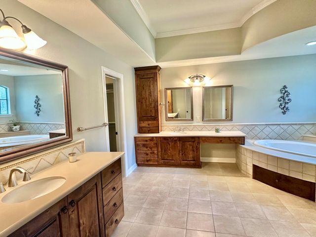 107 E Mirror Ridge Circle, The Woodlands, TX 77382