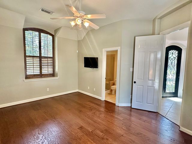 107 E Mirror Ridge Circle, The Woodlands, TX 77382