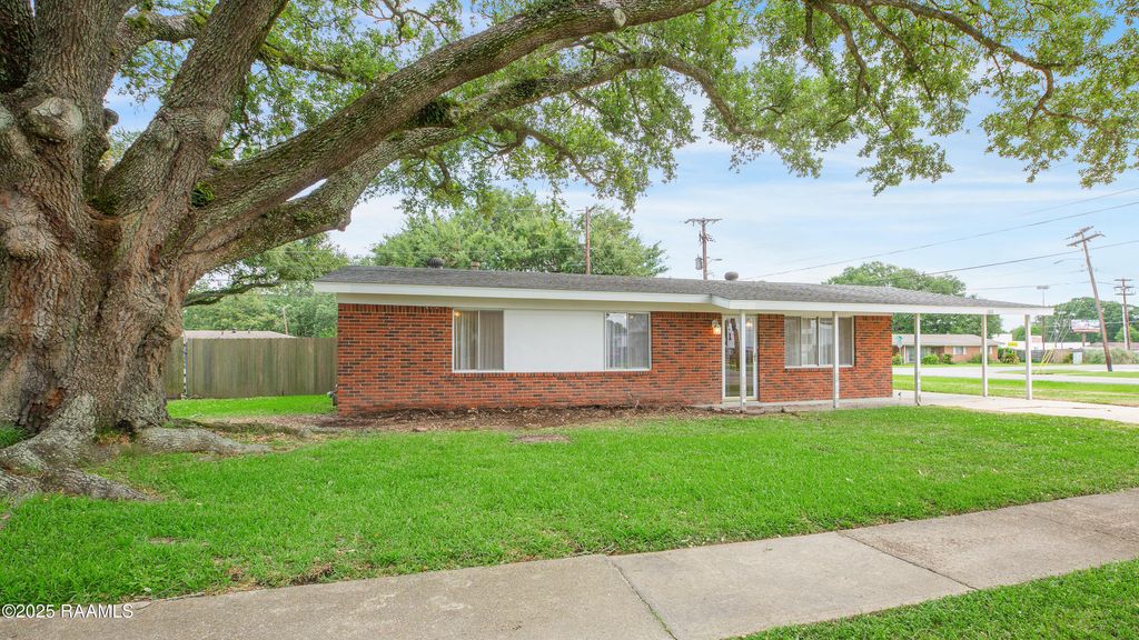 100 Maple Drive, Lafayette, LA 70506