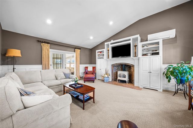 85 Fairview Avenue, Bayport, NY 11705