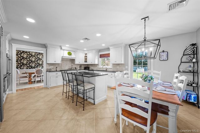 85 Fairview Avenue, Bayport, NY 11705