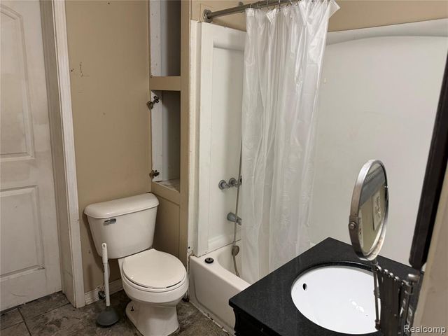 909 Pine Street, Port Huron, MI 48060