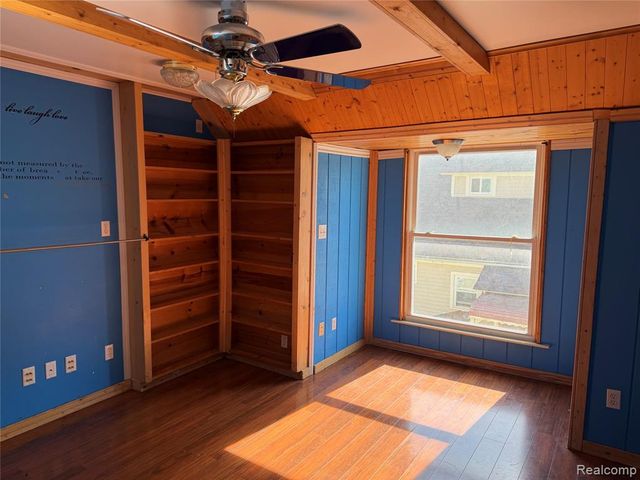 909 Pine Street, Port Huron, MI 48060